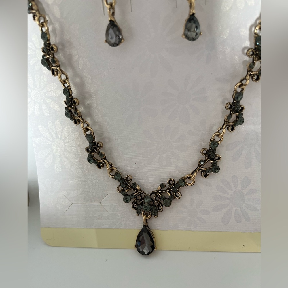 Gold and Green Crystal Neklace